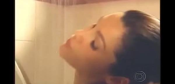 yyy Flavia Alessandra tomando banho